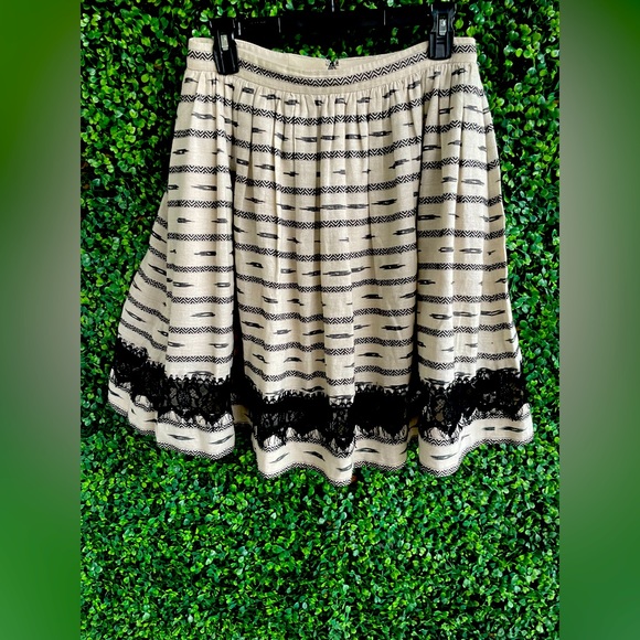 Alice + Olivia - Black & Off-White Aztec Patterned Skirt | Sz 8 - Picture 4 of 12